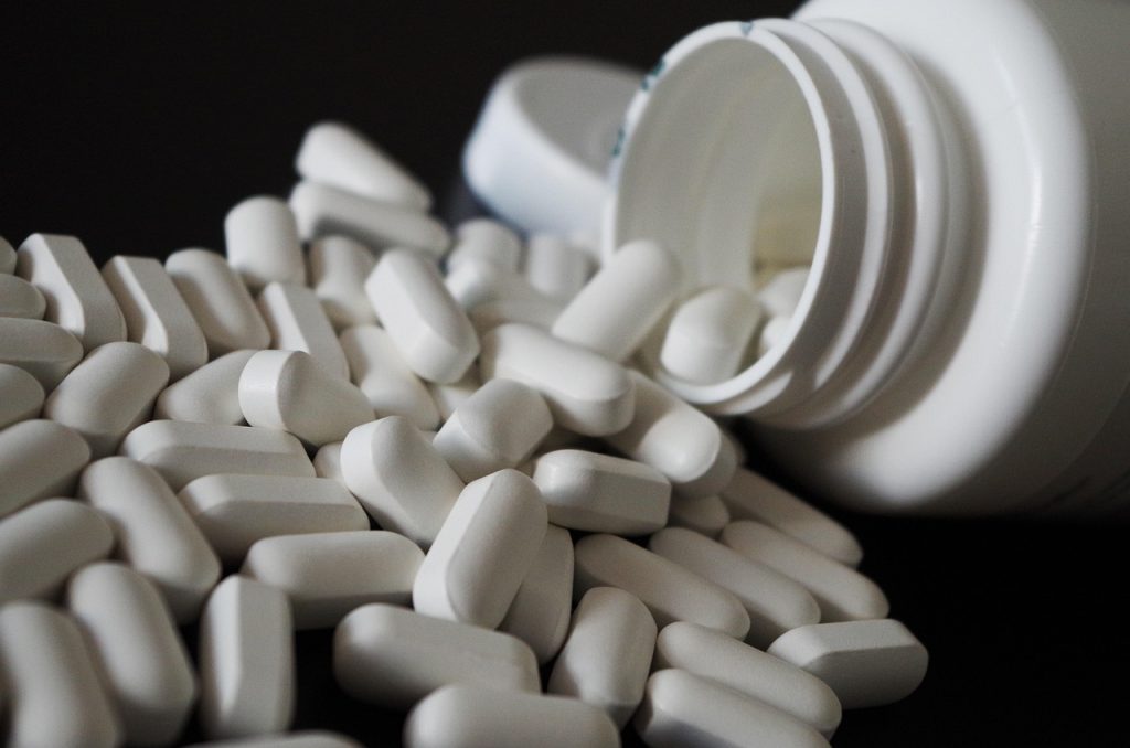 Armoire à pharmacie : armoire aux mille dangers pour votre chien