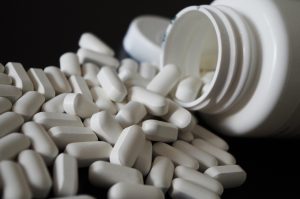 Armoire à pharmacie : armoire aux mille dangers pour votre chien