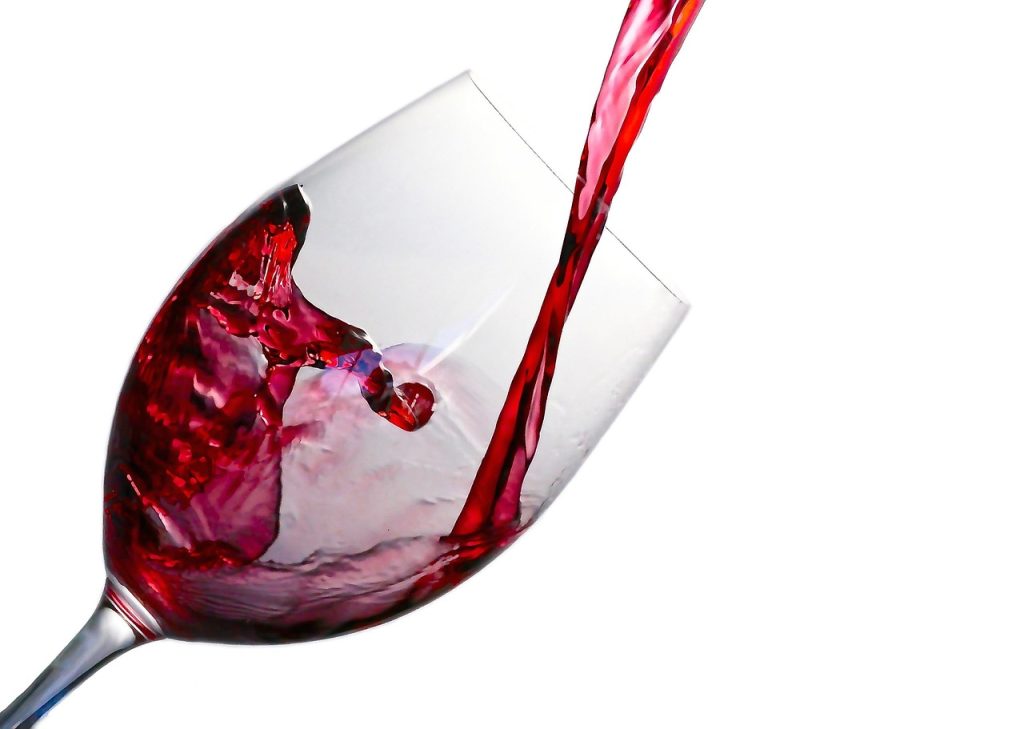 Mon chien peut-il boire du vin ? les dangers expliqués par un vétérinaire.
