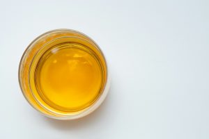 Mon chien peut-il consommer de l’huile de saumon ? Avis vétérinaire et repères essentiels.