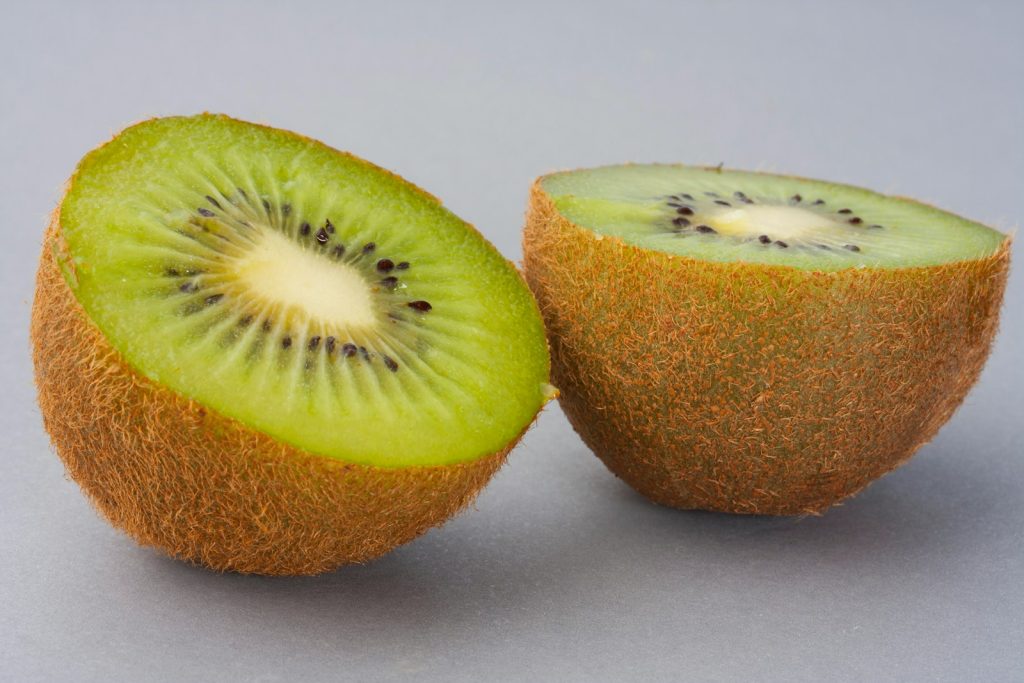 Est-ce que le kiwi est sans danger pour mon chien ? L'avis du vétérinaire