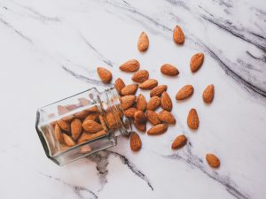Mon chien peut-il manger des amandes ? Conseils pour une consommation modérée
