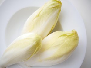 Les bienfaits nutritionnels de l'endive pour votre chien expliqués par un vétérinaire.