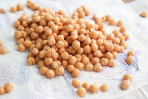 Peut-on inclure les pois chiches dans le régime de mon chien ? Avis vétérinaire