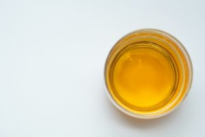 Mon chien peut-il manger l’huile de lin ? Les bienfaits expliqués par un vétérinaire.