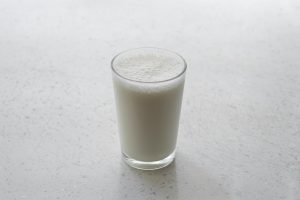 Mon chien peut-il boire du lait de vache ? Les bienfaits et limites expliqués par un vétérinaire.
