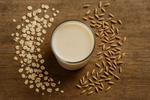 Mon chien peut‑il boire du lait d’avoine ? Un vétérinaire vous répond.