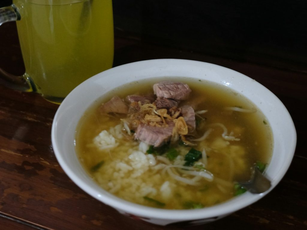 Mon chien peut-il boire du bouillon d’os ? Les bienfaits expliqués par un vétérinaire