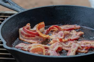 Mon chien peut-il manger du bacon ? un vétérinaire vous répond.