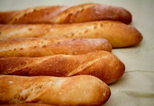 Mon chien peut-il manger de la baguette ? Un vétérinaire vous répond