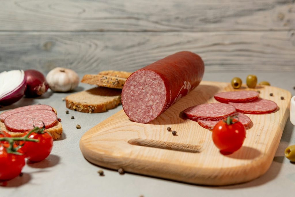 Mon chien peut-il manger du salami ? Un vétérinaire vous répond.