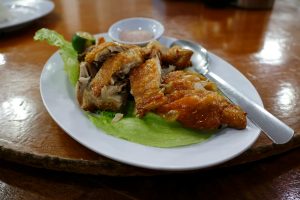 Mon chien peut-il manger de la peau de poulet ? Un vétérinaire vous répond.