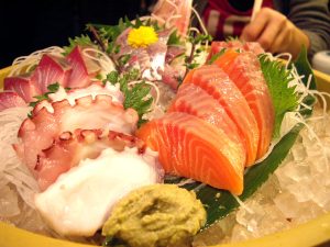 Mon chien peut-il manger du poisson cru ? Un vétérinaire vous répond.